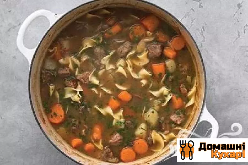 Печеня з яловичини з картоплею і яєчної локшиною