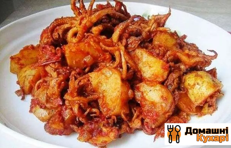 Кальмари з помідорами і молодою картоплею