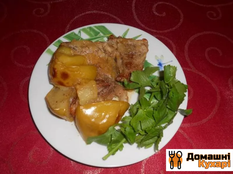Мясо с яблоками в духовке