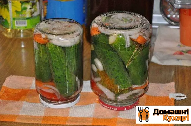 Огірки з морквою на зиму