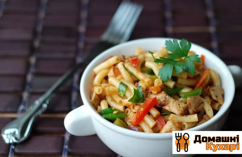 Гострі макарони з куркою і овочами